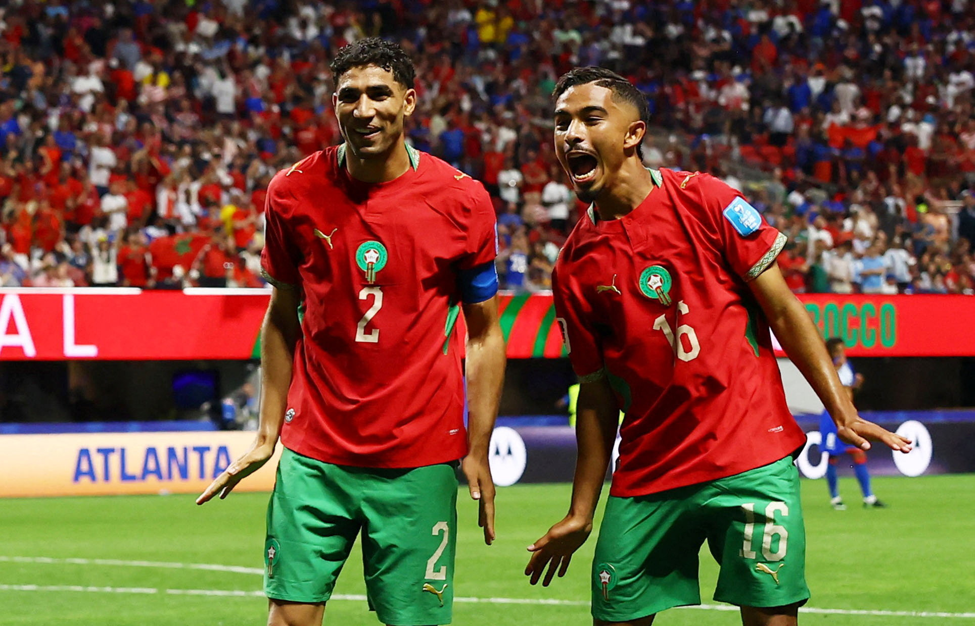 Gessime Yassine de Marruecos celebra el cuarto gol con Achraf Hakimi. Foto: Reuters